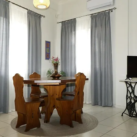 Elegant Central Apartment *